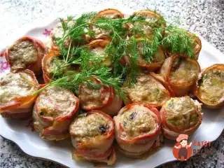 Рулетики з фаршу з грибами, запечені в беконі.