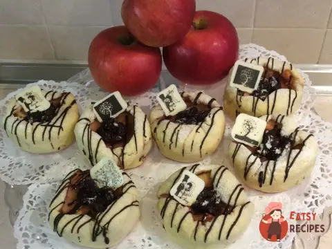 Яблука у тесті з джемом