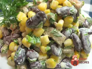 Салат з квасолею, кукурудзою та сухариками