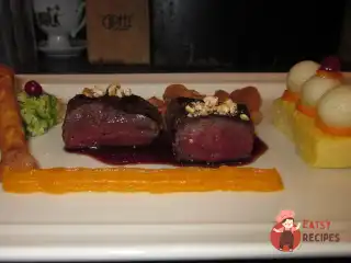 Оленина з брусничним соусом