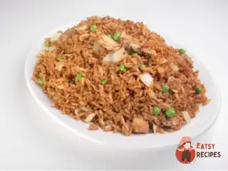 Червоний рис зі спеціями, куркою та зеленим горошком