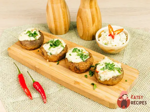 Шампіньйони, фаршировані сулугуні з часником і чилі