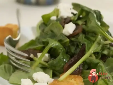 Теплий салат з різнокольорового мангольду з кедровими горішками, часником та фетою.