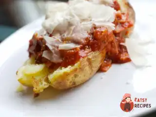 Картопля печена в мундирі, з соусом