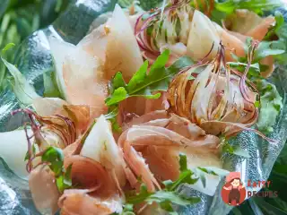 Медова диня з пармською шинкою та хрумкою руколою