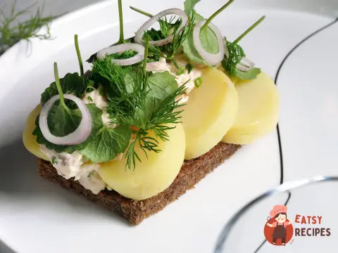 Смеребред з куркою та маринованою цибулею