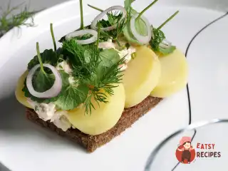 Смеребред з куркою та маринованою цибулею