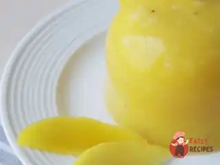 Сонячний десерт з манго та банана