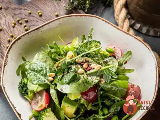 Салат з броколі та виноградом