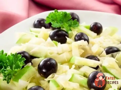Салат з капустою, виноградом та яблуком