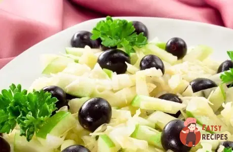 Салат з капустою, виноградом та яблуком