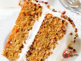 Морквяний торт з горіхами та родзинками