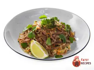 Гречана локшина із зеленими овочами в кокосовому соусі