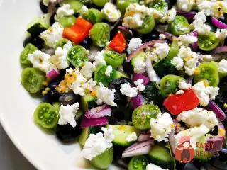 Грецький салат із йогуртом