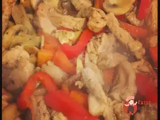 Свинина стирає фрай з грибами та овочами