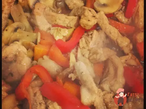 Свинина стирає фрай з грибами та овочами