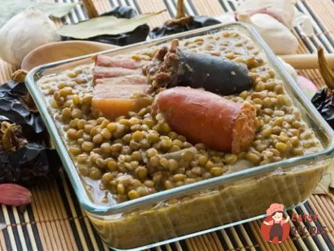Сочевиця з сосисками