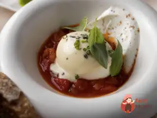 Яйце з матбухою та вершковим соусом