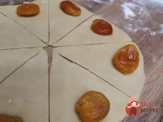 Крок 8: Рогалики з пісочного тіста з курагою