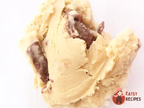 Карамельне морозиво зі шматочками Snickers