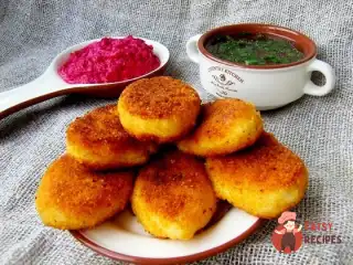 Картопляні пиріжки з бринзою та буряково-сметанним соусом