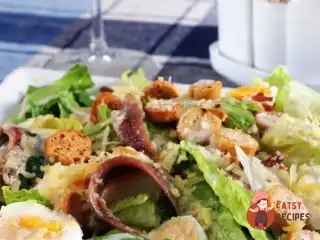 Салат «Цезар» з куркою та анчоусами.
