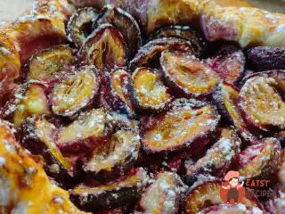 Сливовий пиріг із листкового тіста