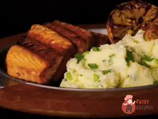 Морська форель зі спаржею та лимонами, смаженими на грилі.