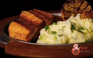 Морська Форель Зі Спаржею Та Лимонами, Смаженими На Грилі.