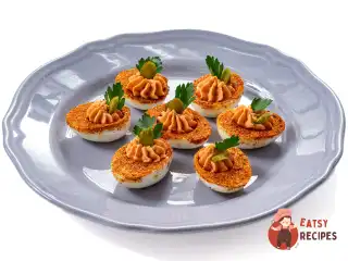 Пряні фаршировані яйця з томатною начинкою