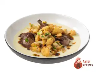 Смажена куряча печінка з кремом із порею