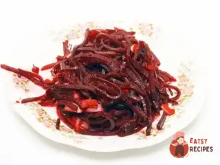 Буряк з хріном та червоною цибулею