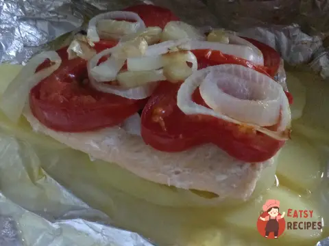 Райдужна форель на подушці з картоплі з овочами (у фользі)