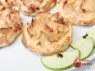 Яблучні відкриті слойки зі слоєного тіста