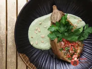 Запечений баклажан з сальсою з томатів та соусом із зеленої тхіни