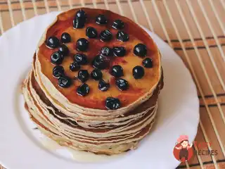 Панкейк з медом та чорницею