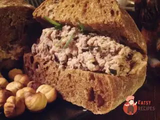 Скандинавський багатоповерховий м'ясний бутерброд із вишневим соусом