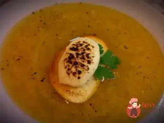 Цибулевий суп із меренгою з козячого сиру