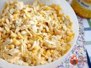 Салат із курки з яєчними млинцями