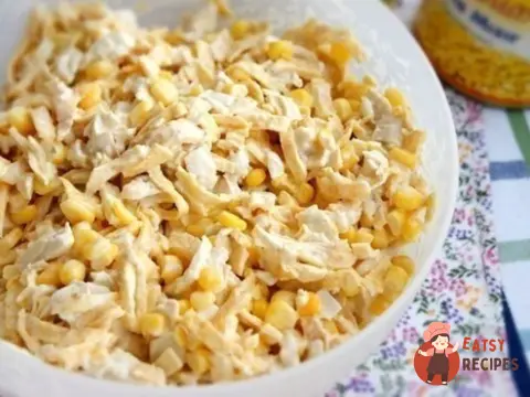 Салат із курки з яєчними млинцями