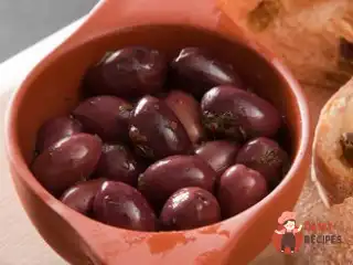 Оливки з часником і орегано
