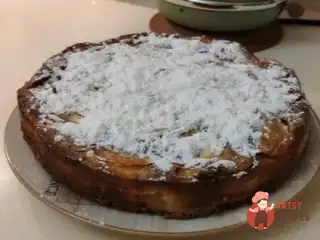 Шарлотка з ніжною карамельною скоринкою