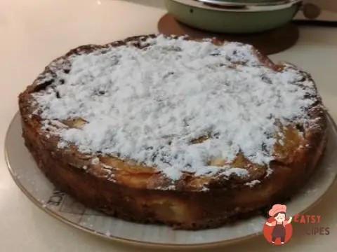 Шарлотка з ніжною карамельною скоринкою
