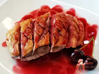 Качка конфі з соусом із черешні