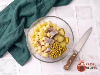 Крок 4: Салат з оселедцем і мариновані огірки