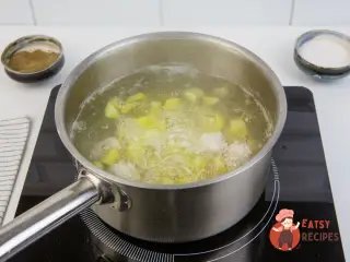 Крок 8: Гречаний суп з фрикадельками