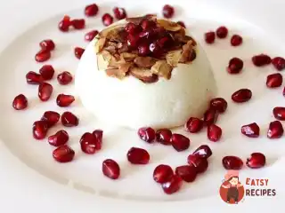 Кокосовий манний пудинг із зацукрованими мигдальними пластівцями.