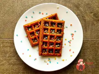 Вафлі зі сливами та бананами