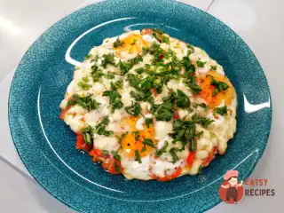 Яєчня із сиром сулугуні