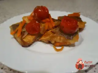 Хек з овочами на сковороді